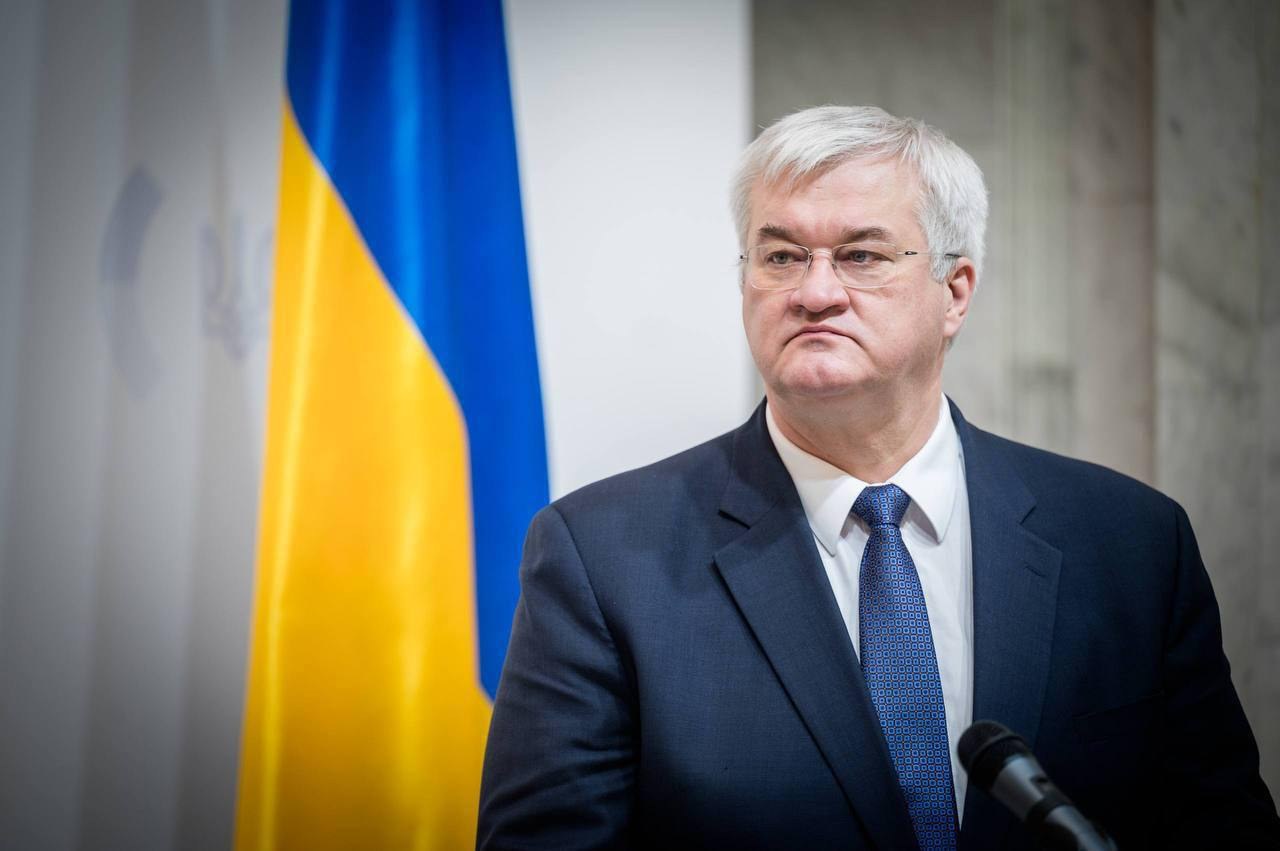 Кадр із відео, на якому чоловік ображає неповнолітніх українок у автобусі в Бєльсько-Бялій