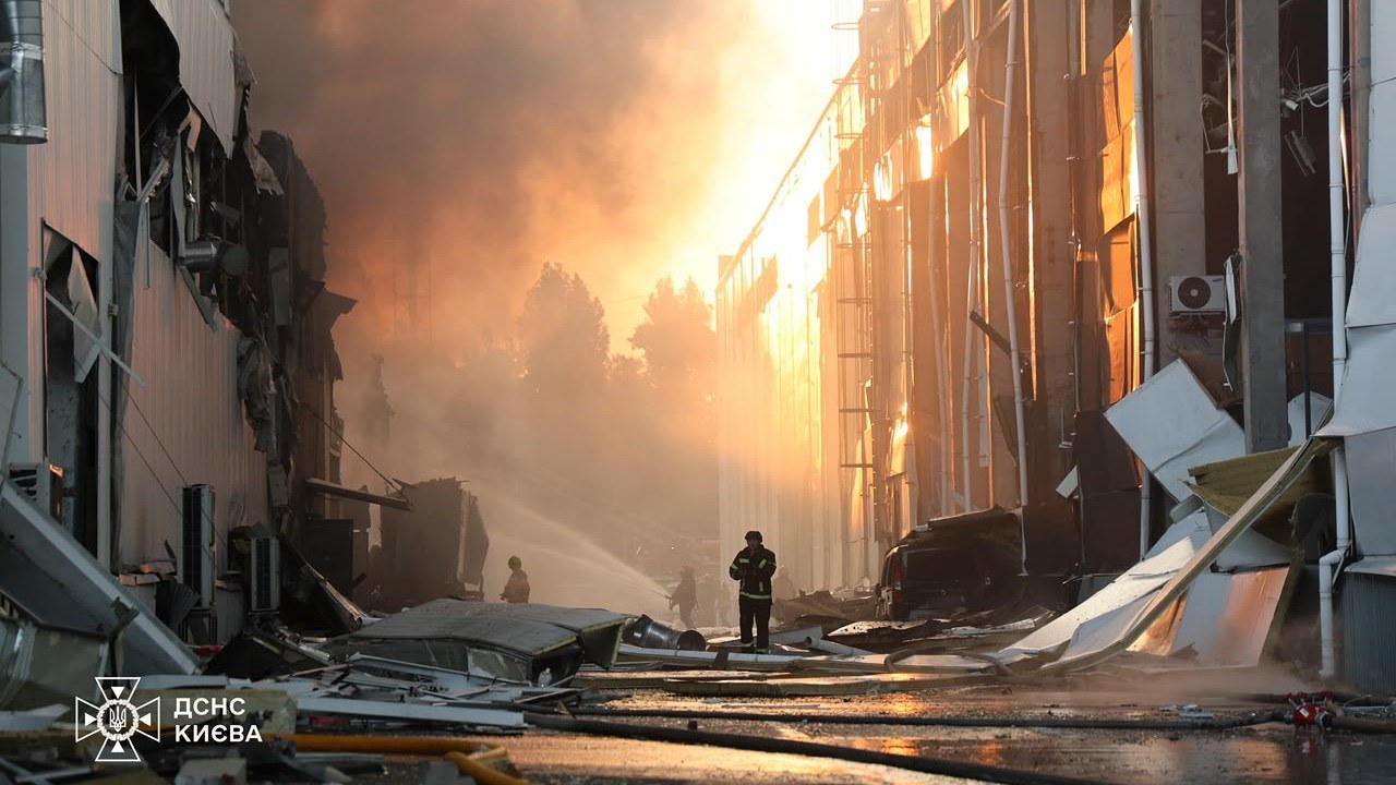 Наслідки нічного удару балістикою по Києву 16 липня — пожежі у Дарницькому та Святошинському районах
