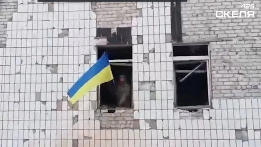 Український військовий із прапором у Костянтинівці