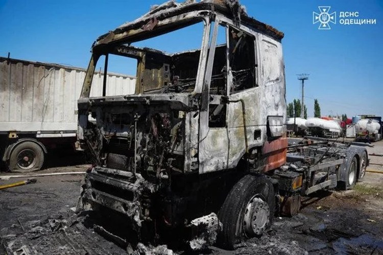Наслідки ракетного удару по парку розваг на Одещині, пошкоджені автомобілі та зруйновані рибацькі будинки