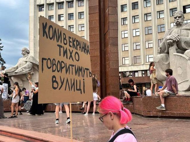 Мітинги українців проти звільнення міністра оборони Михайла Федорова в українських містах
