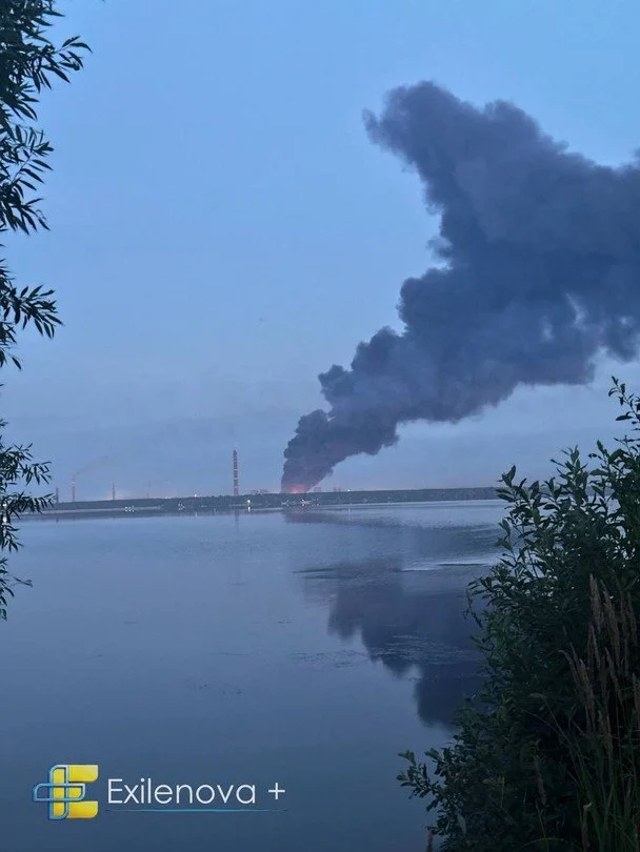 Стовп диму над районом ТЕЦ у Липецьку після нічних вибухів