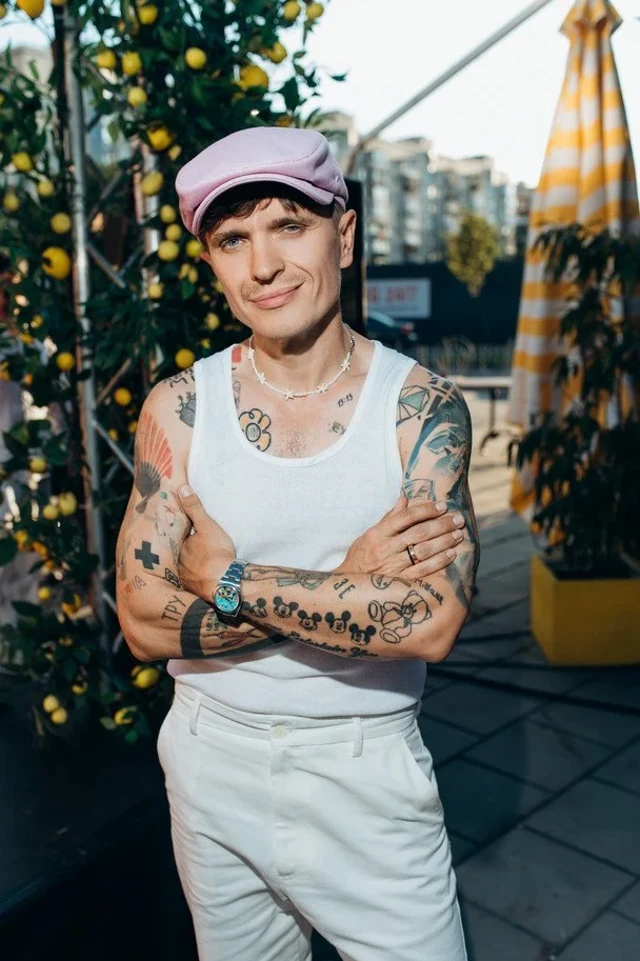 Пошкоджений ретро-кабріолет Анатолія Анатоліча зі зім'ятими бампером і крилом та червоними слідами