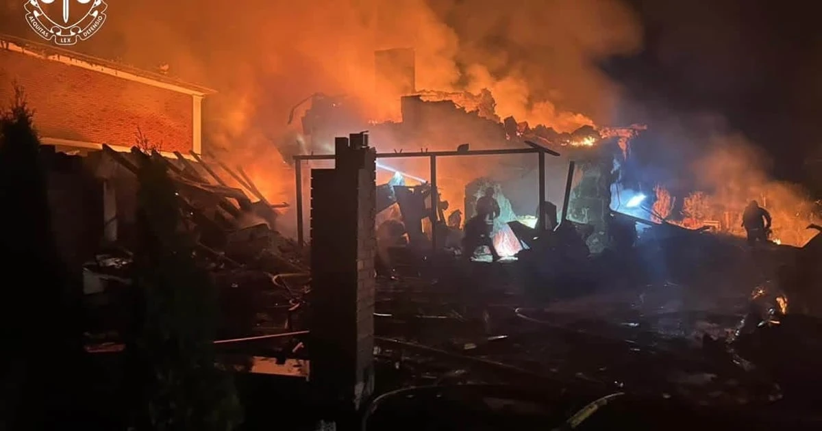 Знищений двоповерховий будинок і господарські споруди в селі Пухівка після удару п'ятьма безпілотниками в ніч на 8 серпня