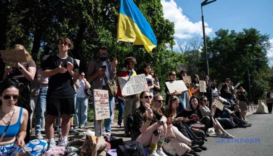Рада призначила Хмару міністром оборони: протест біля парламенту триває