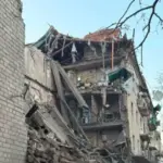 Наслідки авіаудару в центральній частині Словʼянська