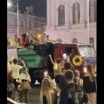 Вантажівка, переобладнана під басейн, на вулицях Харкова під час святкування Дня міста