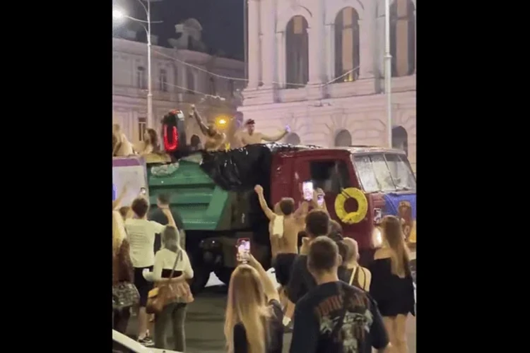 Вантажівка, переобладнана під басейн, на вулицях Харкова під час святкування Дня міста