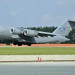 Військово-транспортний літак Boeing C-17A Globemaster III на тлі московського аеропорту «Внуково»