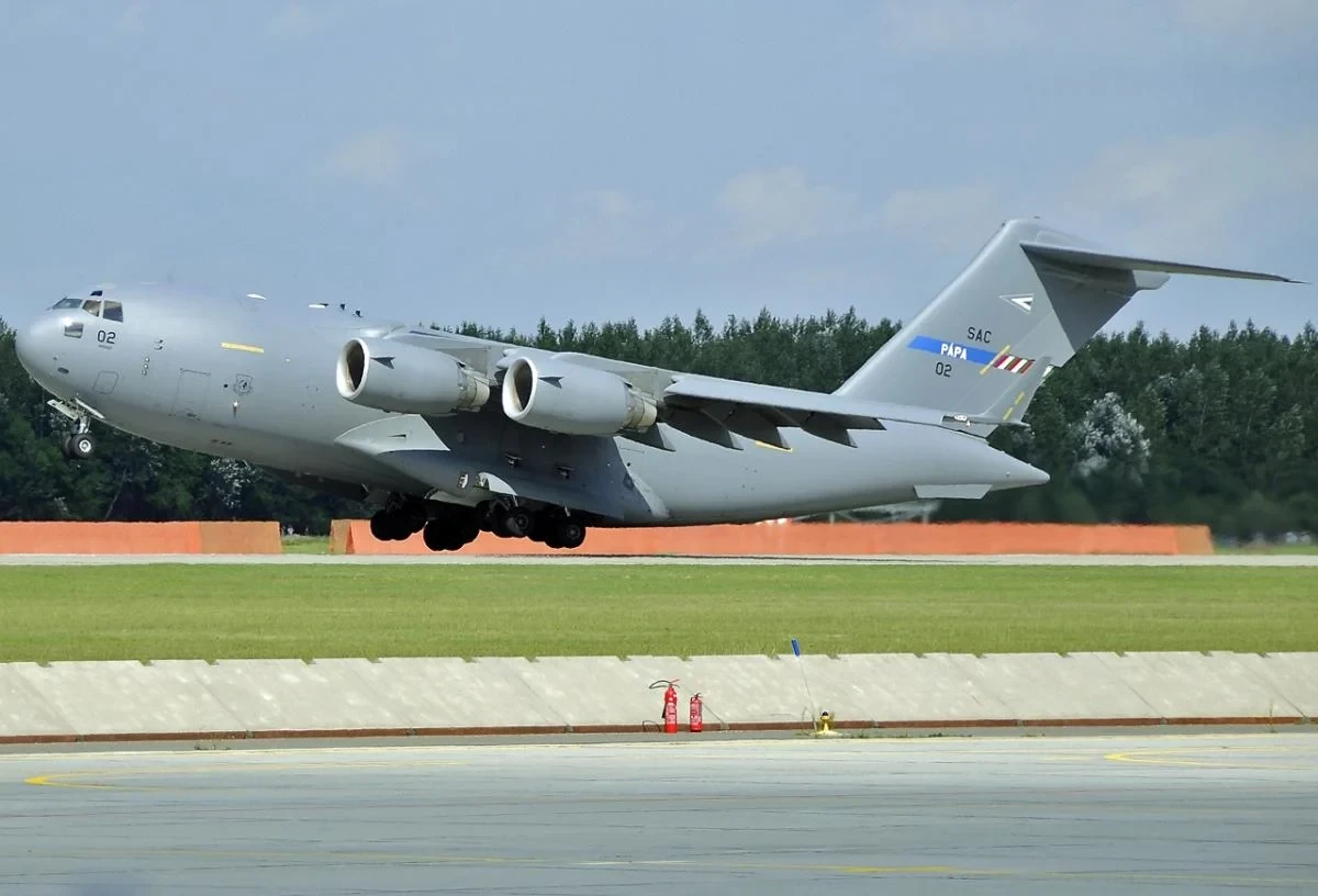 Військово-транспортний літак Boeing C-17A Globemaster III на тлі московського аеропорту «Внуково»