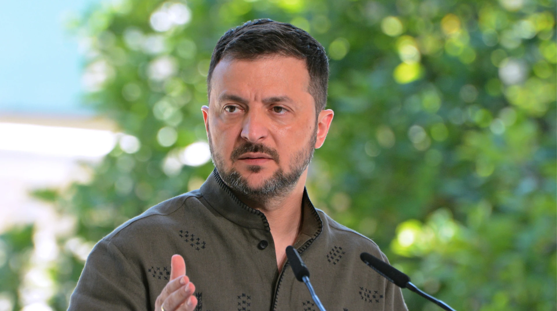 Президент Володимир Зеленський під час пресконференції за підсумками саміту Коаліції охочих у Києві