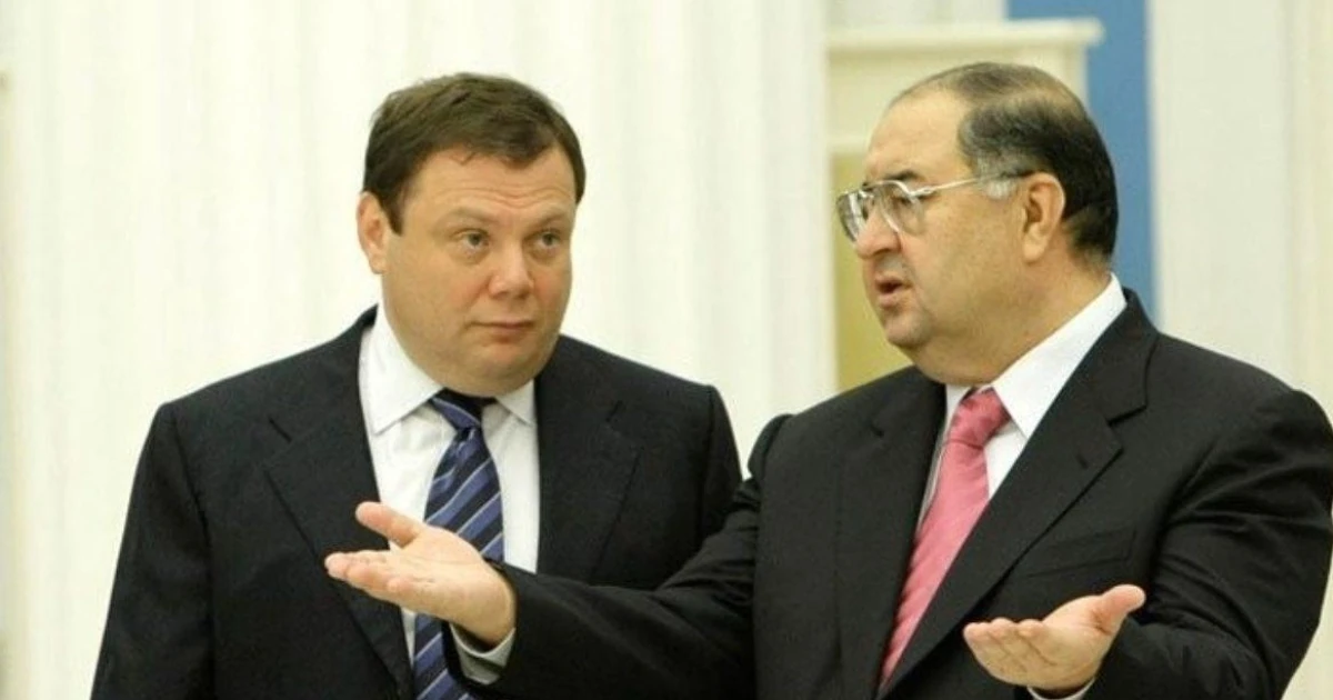 Прапор ЄС на тлі символіки санкційного переліку