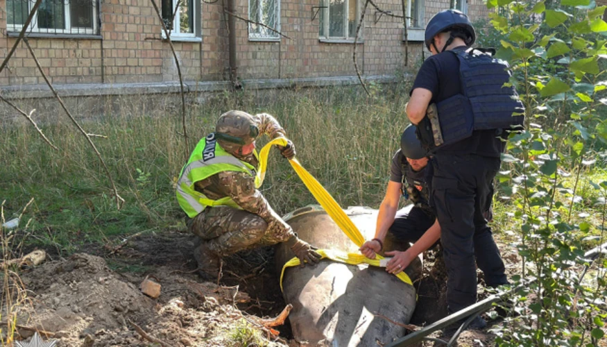 Поліція Києва та ДСНС відповідають за знешкодження двох частин ракет у Солом’янському районі