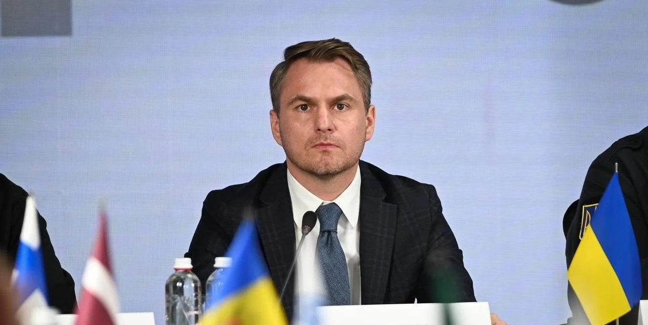 Хто діє у справі виїзду Кравченка: підозра Кривоносу, відрядження і вимога Зеленського