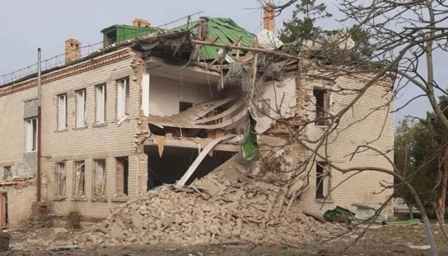 Наслідки удару з РСЗВ по цивільних об'єктах у селі Дмитрівка