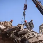 Наслідки ракетного удару по багатоповерховому житловому будинку в Прилуках, рятувальники розбирають завали
