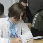 Підручник і зошит з української мови на парті у німецькій школі