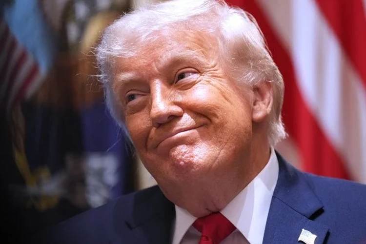 Дональд Трамп під час спілкування з журналістами